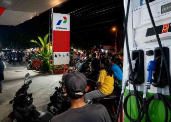 Antrean kendaraan terjadi di salah satu SPBU wilayah Belitang, OKU Timur, di tengah keluhan masyarakat terkait kelangkaan BBM dalam beberapa hari terakhir. Pertamina memastikan penyaluran Pertalite dan Pertamax tetap berjalan serta terus dioptimalkan untuk memenuhi kebutuhan masyarakat.