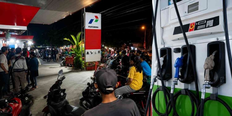 Antrean kendaraan terjadi di salah satu SPBU wilayah Belitang, OKU Timur, di tengah keluhan masyarakat terkait kelangkaan BBM dalam beberapa hari terakhir. Pertamina memastikan penyaluran Pertalite dan Pertamax tetap berjalan serta terus dioptimalkan untuk memenuhi kebutuhan masyarakat.