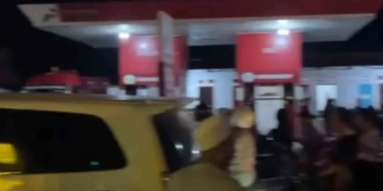 Antrian BBM di Belitang