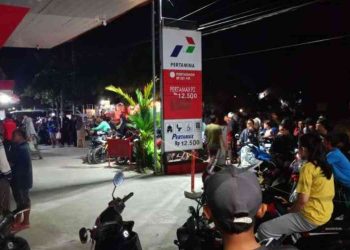 Antrian SPBU di Belitang OKU Timur