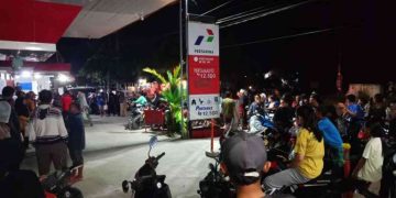 Antrian SPBU di Belitang OKU Timur