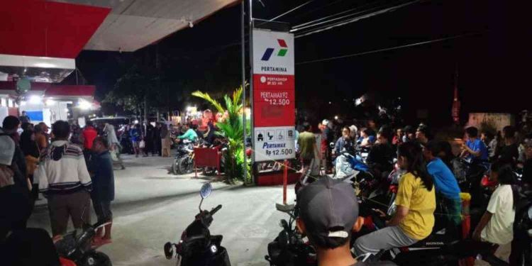 Antrian SPBU di Belitang OKU Timur