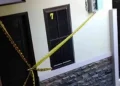 Garis polisi membentang di lokasi kontrakan di Jatisampurna, Kota Bekasi, tempat seorang balita berusia 2,5 tahun ditemukan tewas mengenaskan pada Rabu malam (27/5/2026). Polisi masih mendalami kasus tersebut, termasuk peran paman korban yang ditemukan terluka di lokasi kejadian.