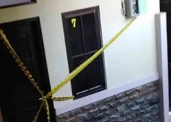 Garis polisi membentang di lokasi kontrakan di Jatisampurna, Kota Bekasi, tempat seorang balita berusia 2,5 tahun ditemukan tewas mengenaskan pada Rabu malam (27/5/2026). Polisi masih mendalami kasus tersebut, termasuk peran paman korban yang ditemukan terluka di lokasi kejadian.