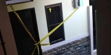 Garis polisi membentang di lokasi kontrakan di Jatisampurna, Kota Bekasi, tempat seorang balita berusia 2,5 tahun ditemukan tewas mengenaskan pada Rabu malam (27/5/2026). Polisi masih mendalami kasus tersebut, termasuk peran paman korban yang ditemukan terluka di lokasi kejadian.
