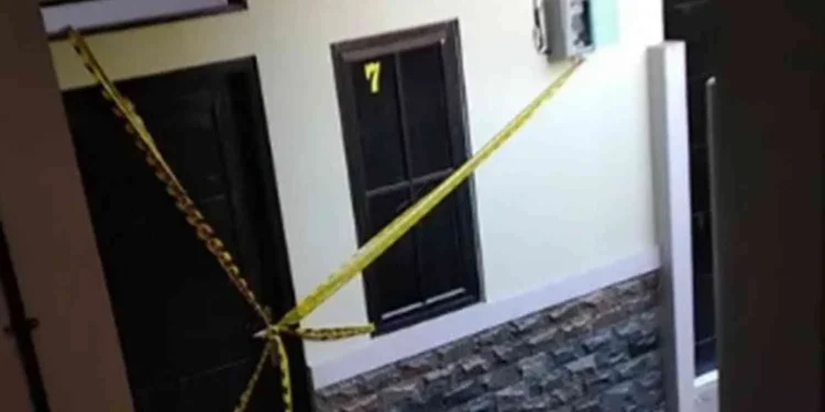 Garis polisi membentang di lokasi kontrakan di Jatisampurna, Kota Bekasi, tempat seorang balita berusia 2,5 tahun ditemukan tewas mengenaskan pada Rabu malam (27/5/2026). Polisi masih mendalami kasus tersebut, termasuk peran paman korban yang ditemukan terluka di lokasi kejadian.