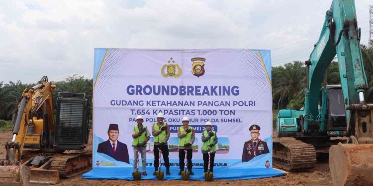 Groundbreaking pembangunan Gudang Ketahanan Pangan Polri berkapasitas 1.000 ton oleh Polres OKU Timur Polda Sumsel di Desa Bunga Mayang, Kecamatan Jayapura, Sabtu (16/5/2026). Pembangunan gudang jagung ini menjadi langkah strategis mendukung swasembada pangan nasional, menjaga stabilitas harga hasil panen petani, serta memperkuat ketahanan pangan di Kabupaten OKU Timur.
