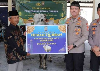 Kapolres Bantul AKBP Bayu Puji Hariyanto menyerahkan secara simbolis hewan kurban Idul Adha 1447 H kepada perwakilan Takmir Masjid Baitunnikmah Polres Bantul di Mapolres Bantul, Selasa (26/5/2026). Pada tahun ini, Polres Bantul menyalurkan total 16 hewan kurban berupa 3 ekor sapi dan 13 ekor kambing yang didistribusikan ke masjid, pondok pesantren, hingga Rutan Kelas IIB Bantul.