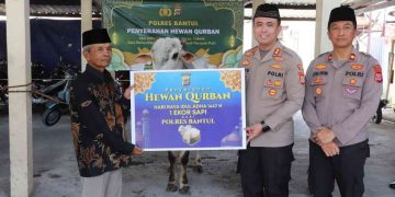 Kapolres Bantul AKBP Bayu Puji Hariyanto menyerahkan secara simbolis hewan kurban Idul Adha 1447 H kepada perwakilan Takmir Masjid Baitunnikmah Polres Bantul di Mapolres Bantul, Selasa (26/5/2026). Pada tahun ini, Polres Bantul menyalurkan total 16 hewan kurban berupa 3 ekor sapi dan 13 ekor kambing yang didistribusikan ke masjid, pondok pesantren, hingga Rutan Kelas IIB Bantul.