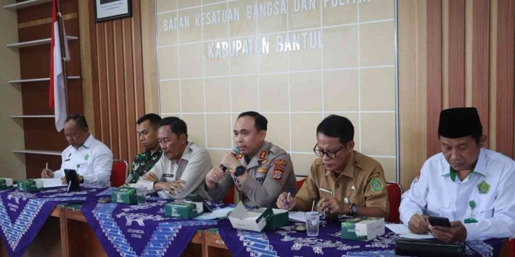 Kapolres Bantul bersama unsur Forkopimda, Kesbangpol, Kementerian Agama, TNI, dan stakeholder terkait memimpin rapat koordinasi penanganan dinamika sosial terkait aktivitas ibadah GMS Bantul di Kantor Kesbangpol Kabupaten Bantul, Senin (25/5/2026). Pertemuan tersebut membahas penyelesaian persoalan perizinan tempat ibadah serta upaya menjaga situasi tetap aman, kondusif, dan menjunjung toleransi antarumat beragama.