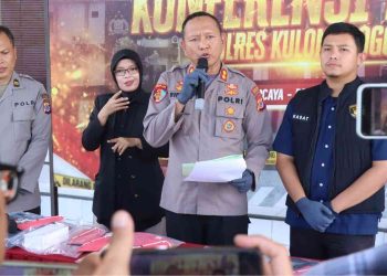 Kapolres Kulon Progo AKBP Ridho Hidayat saat memberikan keterangan pers terkait pengungkapan kasus dugaan pembunuhan perempuan yang ditemukan meninggal di aliran Kali Ngrowo, Lendah, Kulon Progo. Polisi berhasil mengamankan seorang pria yang diduga menjadi pelaku dengan motif persoalan utang piutang.