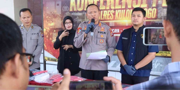 Kapolres Kulon Progo AKBP Ridho Hidayat saat memberikan keterangan pers terkait pengungkapan kasus dugaan pembunuhan perempuan yang ditemukan meninggal di aliran Kali Ngrowo, Lendah, Kulon Progo. Polisi berhasil mengamankan seorang pria yang diduga menjadi pelaku dengan motif persoalan utang piutang.