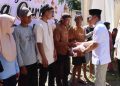 Kapolres OKU Timur AKBP Adik Listiyono, S.I.K., M.H., bersama Ketua Bhayangkari Cabang OKU Timur menyerahkan daging kurban secara simbolis kepada masyarakat usai pelaksanaan Sholat Idul Adha 1447 H di Masjid Al-Amin Polres OKU Timur, Rabu (27/5/2026). Kegiatan ini menjadi bentuk kepedulian sosial sekaligus mempererat silaturahmi antara Polri dan masyarakat.