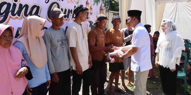 Kapolres OKU Timur AKBP Adik Listiyono, S.I.K., M.H., bersama Ketua Bhayangkari Cabang OKU Timur menyerahkan daging kurban secara simbolis kepada masyarakat usai pelaksanaan Sholat Idul Adha 1447 H di Masjid Al-Amin Polres OKU Timur, Rabu (27/5/2026). Kegiatan ini menjadi bentuk kepedulian sosial sekaligus mempererat silaturahmi antara Polri dan masyarakat.