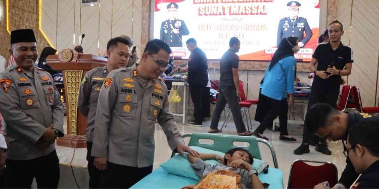Kapolres OKU Timur AKBP Adik Listiyono meninjau langsung pelaksanaan bakti kesehatan sunat massal dalam rangka Hari Bhayangkara ke-80 Tahun 2026 di Aula Wicaksana Laghawa Polres OKU Timur, Rabu (20/5/2026). Kegiatan sosial tersebut diikuti sekitar 80 anak dari berbagai kecamatan di Kabupaten OKU Timur sebagai bentuk kepedulian Polri kepada masyarakat.