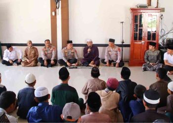 Kapolres OKU Timur AKBP Adik Listiyono saat memberikan arahan kepada para santri Pondok Pesantren Darul Qur’an Wal Hadist, Desa Kota Baru Selatan, Selasa (5/5/2026). Kegiatan ini merupakan bagian dari silaturahmi dan penyaluran bantuan sosial dalam rangka menyambut HUT Bhayangkara ke-80.