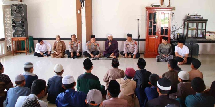 Kapolres OKU Timur AKBP Adik Listiyono saat memberikan arahan kepada para santri Pondok Pesantren Darul Qur’an Wal Hadist, Desa Kota Baru Selatan, Selasa (5/5/2026). Kegiatan ini merupakan bagian dari silaturahmi dan penyaluran bantuan sosial dalam rangka menyambut HUT Bhayangkara ke-80.