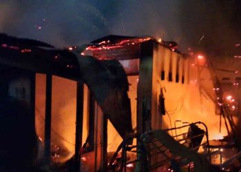 Kebakaran melanda rumah warga di Dusun Bongos II, Gadingsari, Sanden, Bantul, Minggu (3/5/2026) malam. Api yang diduga berasal dari kasur di dalam kamar cepat membesar dan menghanguskan sebagian bangunan sebelum berhasil dipadamkan warga dan petugas.