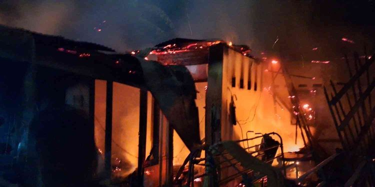 Kebakaran melanda rumah warga di Dusun Bongos II, Gadingsari, Sanden, Bantul, Minggu (3/5/2026) malam. Api yang diduga berasal dari kasur di dalam kamar cepat membesar dan menghanguskan sebagian bangunan sebelum berhasil dipadamkan warga dan petugas.