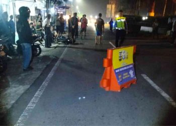 Kecelakaan lalu lintas yang melibatkan sebuah mobil pick up Mitsubishi L300 dan sepeda motor Honda Astrea terjadi di simpang tiga lampu traffic Tugu Pensil