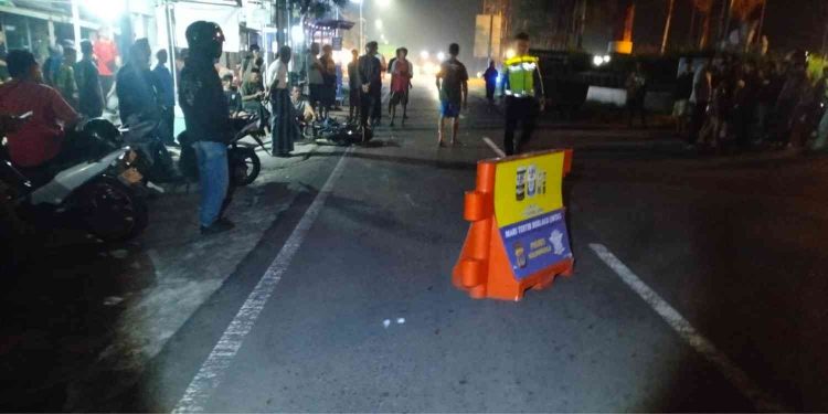 Kecelakaan lalu lintas yang melibatkan sebuah mobil pick up Mitsubishi L300 dan sepeda motor Honda Astrea terjadi di simpang tiga lampu traffic Tugu Pensil