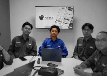 Foto Sarwo Miju (Tengah) Mahasiswa Prodi Sistem Informasi Universitas Alma Ata