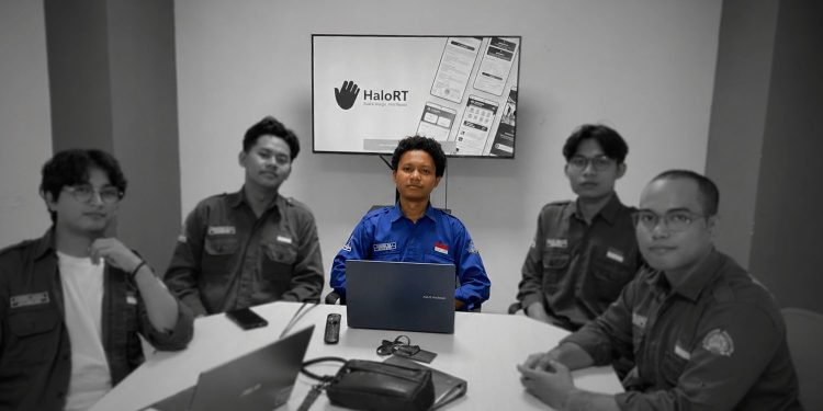 Foto Sarwo Miju (Tengah) Mahasiswa Prodi Sistem Informasi Universitas Alma Ata