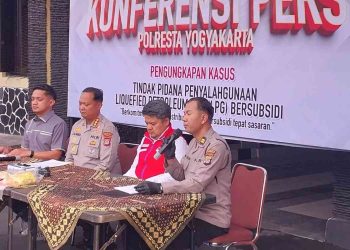 Konferensi pers Polresta Yogyakarta terkait pengungkapan kasus pengoplosan LPG subsidi di kawasan Warungboto, Umbulharjo, Kota Yogyakarta, Rabu (20/5/2026). Polisi mengamankan empat tersangka beserta ratusan tabung gas dan alat pemindahan LPG ilegal yang diduga telah beroperasi sejak akhir April 2026.