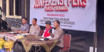 Konferensi pers Polresta Yogyakarta terkait pengungkapan kasus pengoplosan LPG subsidi di kawasan Warungboto, Umbulharjo, Kota Yogyakarta, Rabu (20/5/2026). Polisi mengamankan empat tersangka beserta ratusan tabung gas dan alat pemindahan LPG ilegal yang diduga telah beroperasi sejak akhir April 2026.
