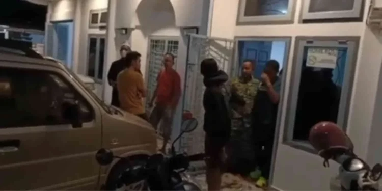 Penggerebekan oknum dosen Universitas Islam Negeri Sultan Thaha Saifuddin Jambi berinisial DK di kamar kos kawasan Simpang IV Sipin, Kota Jambi, Jumat(1/5/2026)