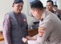 Penyerahan simbolis rompi jaga warga oleh jajaran Polres Bantul kepada perwakilan masyarakat Kalurahan Pleret dalam kegiatan silaturahmi dan penguatan kamtibmas bersama Dirbinmas Polda DIY di Pleret, Bantul, Kamis (21/5/2026). Kegiatan ini menjadi bagian dari upaya mengaktifkan kembali siskamling dan memperkuat sinergi keamanan lingkungan di tingkat masyarakat.