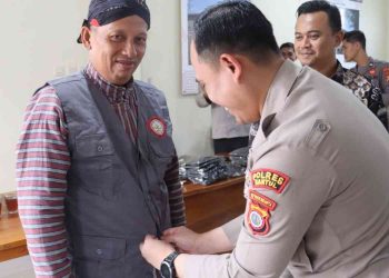 Penyerahan simbolis rompi jaga warga oleh jajaran Polres Bantul kepada perwakilan masyarakat Kalurahan Pleret dalam kegiatan silaturahmi dan penguatan kamtibmas bersama Dirbinmas Polda DIY di Pleret, Bantul, Kamis (21/5/2026). Kegiatan ini menjadi bagian dari upaya mengaktifkan kembali siskamling dan memperkuat sinergi keamanan lingkungan di tingkat masyarakat.