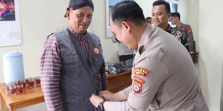 Penyerahan simbolis rompi jaga warga oleh jajaran Polres Bantul kepada perwakilan masyarakat Kalurahan Pleret dalam kegiatan silaturahmi dan penguatan kamtibmas bersama Dirbinmas Polda DIY di Pleret, Bantul, Kamis (21/5/2026). Kegiatan ini menjadi bagian dari upaya mengaktifkan kembali siskamling dan memperkuat sinergi keamanan lingkungan di tingkat masyarakat.