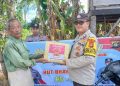 Personel Polres OKU Timur menyerahkan bantuan sosial berupa paket sembako kepada warga lanjut usia secara door to door dalam rangka menyambut Hari Bhayangkara ke-80, Kamis (28/5/2026). Kegiatan bakti sosial ini merupakan bentuk kepedulian Polri terhadap masyarakat kurang mampu sekaligus upaya memperkuat hubungan sosial dan menjaga ketahanan masyarakat di wilayah pedesaan.