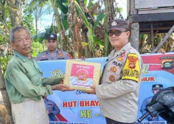 Personel Polres OKU Timur menyerahkan bantuan sosial berupa paket sembako kepada warga lanjut usia secara door to door dalam rangka menyambut Hari Bhayangkara ke-80, Kamis (28/5/2026). Kegiatan bakti sosial ini merupakan bentuk kepedulian Polri terhadap masyarakat kurang mampu sekaligus upaya memperkuat hubungan sosial dan menjaga ketahanan masyarakat di wilayah pedesaan.
