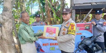 Personel Polres OKU Timur menyerahkan bantuan sosial berupa paket sembako kepada warga lanjut usia secara door to door dalam rangka menyambut Hari Bhayangkara ke-80, Kamis (28/5/2026). Kegiatan bakti sosial ini merupakan bentuk kepedulian Polri terhadap masyarakat kurang mampu sekaligus upaya memperkuat hubungan sosial dan menjaga ketahanan masyarakat di wilayah pedesaan.