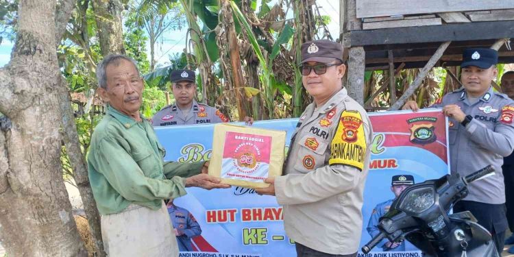 Personel Polres OKU Timur menyerahkan bantuan sosial berupa paket sembako kepada warga lanjut usia secara door to door dalam rangka menyambut Hari Bhayangkara ke-80, Kamis (28/5/2026). Kegiatan bakti sosial ini merupakan bentuk kepedulian Polri terhadap masyarakat kurang mampu sekaligus upaya memperkuat hubungan sosial dan menjaga ketahanan masyarakat di wilayah pedesaan.