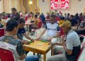 Peserta Turnamen Gaple Kapolres OKU Timur Cup tampak antusias mengikuti pertandingan hari kedua dalam rangka HUT Bhayangkara ke-80 di Aula Wicaksana Laghawa Polres OKU Timur, Sabtu (23/5/2026) malam. Kegiatan ini menjadi ajang mempererat silaturahmi, sportivitas, dan sinergi antara Polri dengan masyarakat.