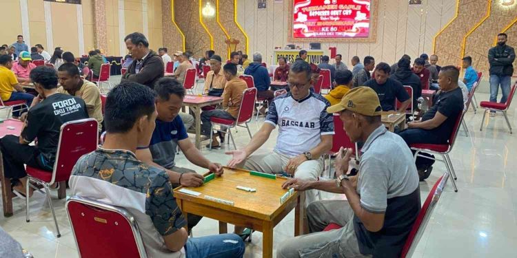 Peserta Turnamen Gaple Kapolres OKU Timur Cup tampak antusias mengikuti pertandingan hari kedua dalam rangka HUT Bhayangkara ke-80 di Aula Wicaksana Laghawa Polres OKU Timur, Sabtu (23/5/2026) malam. Kegiatan ini menjadi ajang mempererat silaturahmi, sportivitas, dan sinergi antara Polri dengan masyarakat.