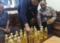 Petugas Polsek Pleret mengamankan seorang terduga pengedar miras oplosan beserta barang bukti puluhan botol minuman beralkohol jenis oplosan yang disita dalam operasi di wilayah Sewon, Bantul, Jumat (1/5/2026).