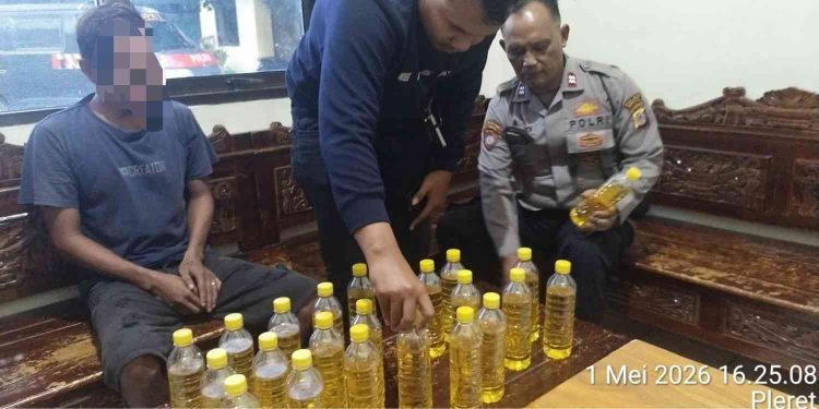 Petugas Polsek Pleret mengamankan seorang terduga pengedar miras oplosan beserta barang bukti puluhan botol minuman beralkohol jenis oplosan yang disita dalam operasi di wilayah Sewon, Bantul, Jumat (1/5/2026).