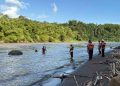 Petugas gabungan dari Relawan Kulon Progo, SAR Linmas DIY, dan Pol Airud Polda DIY melakukan pencarian korban tenggelam di aliran Sungai Progo, Kalibawang, Kulon Progo, Jumat (1/5/2026). Korban remaja berusia 14 tahun ditemukan dalam kondisi meninggal dunia setelah terseret arus deras sungai.