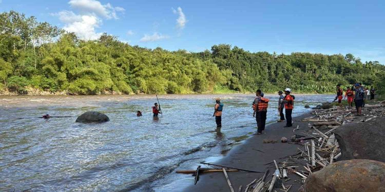 Petugas gabungan dari Relawan Kulon Progo, SAR Linmas DIY, dan Pol Airud Polda DIY melakukan pencarian korban tenggelam di aliran Sungai Progo, Kalibawang, Kulon Progo, Jumat (1/5/2026). Korban remaja berusia 14 tahun ditemukan dalam kondisi meninggal dunia setelah terseret arus deras sungai.