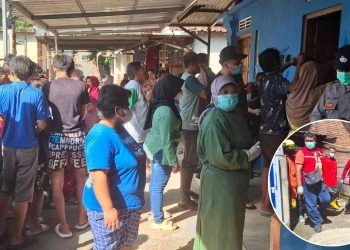 Petugas kepolisian bersama tim Inafis dan tenaga medis mengevakuasi jenazah pria yang ditemukan meninggal dunia di sebuah kamar kos di Bekelan, Tirtonirmolo, Kasihan, Bantul, Sabtu (2/5/2026) pagi. Penemuan bermula dari laporan warga yang mencium bau menyengat dari lokasi kejadian.