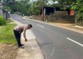 Petugas kepolisian melakukan olah TKP kecelakaan lalu lintas yang menewaskan seorang pejalan kaki di Jalan Terong-Mangunan, Dusun Kebokuning, Dlingo, Bantul, Jumat (22/5/2026) pagi. Korban meninggal dunia akibat mengalami cedera kepala berat usai tertabrak kendaraan Suzuki Futura.