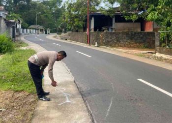 Petugas kepolisian melakukan olah TKP kecelakaan lalu lintas yang menewaskan seorang pejalan kaki di Jalan Terong-Mangunan, Dusun Kebokuning, Dlingo, Bantul, Jumat (22/5/2026) pagi. Korban meninggal dunia akibat mengalami cedera kepala berat usai tertabrak kendaraan Suzuki Futura.