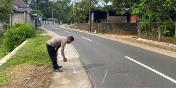Petugas kepolisian melakukan olah TKP kecelakaan lalu lintas yang menewaskan seorang pejalan kaki di Jalan Terong-Mangunan, Dusun Kebokuning, Dlingo, Bantul, Jumat (22/5/2026) pagi. Korban meninggal dunia akibat mengalami cedera kepala berat usai tertabrak kendaraan Suzuki Futura.