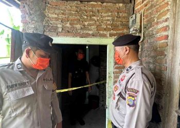 Petugas kepolisian melakukan olah tempat kejadian perkara (TKP) di lokasi penemuan seorang pria asal Bogor yang ditemukan meninggal dunia di kamar kos kawasan Glondong, Wirokerten, Banguntapan, Bantul, Jumat (8/5/2026) pagi. Polisi memastikan tidak ditemukan tanda-tanda penganiayaan pada tubuh korban. Foto: Istimewa/Humas Polres Bantul