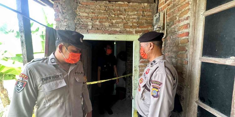 Petugas kepolisian melakukan olah tempat kejadian perkara (TKP) di lokasi penemuan seorang pria asal Bogor yang ditemukan meninggal dunia di kamar kos kawasan Glondong, Wirokerten, Banguntapan, Bantul, Jumat (8/5/2026) pagi. Polisi memastikan tidak ditemukan tanda-tanda penganiayaan pada tubuh korban. Foto: Istimewa/Humas Polres Bantul
