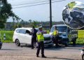 Petugas kepolisian melakukan penanganan di lokasi kecelakaan antara pick up Daihatsu Grand Max dan minibus Daihatsu Sigra di Jalan Daendels, Galur, Kulon Progo, Minggu (3/5/2026) siang. Kecelakaan diduga terjadi akibat salah satu kendaraan melewati marka tengah, menyebabkan tabrakan dari arah berlawanan.
